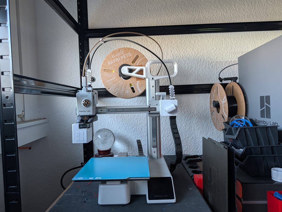 Bambu Lab A1 Mini im Druckerregal